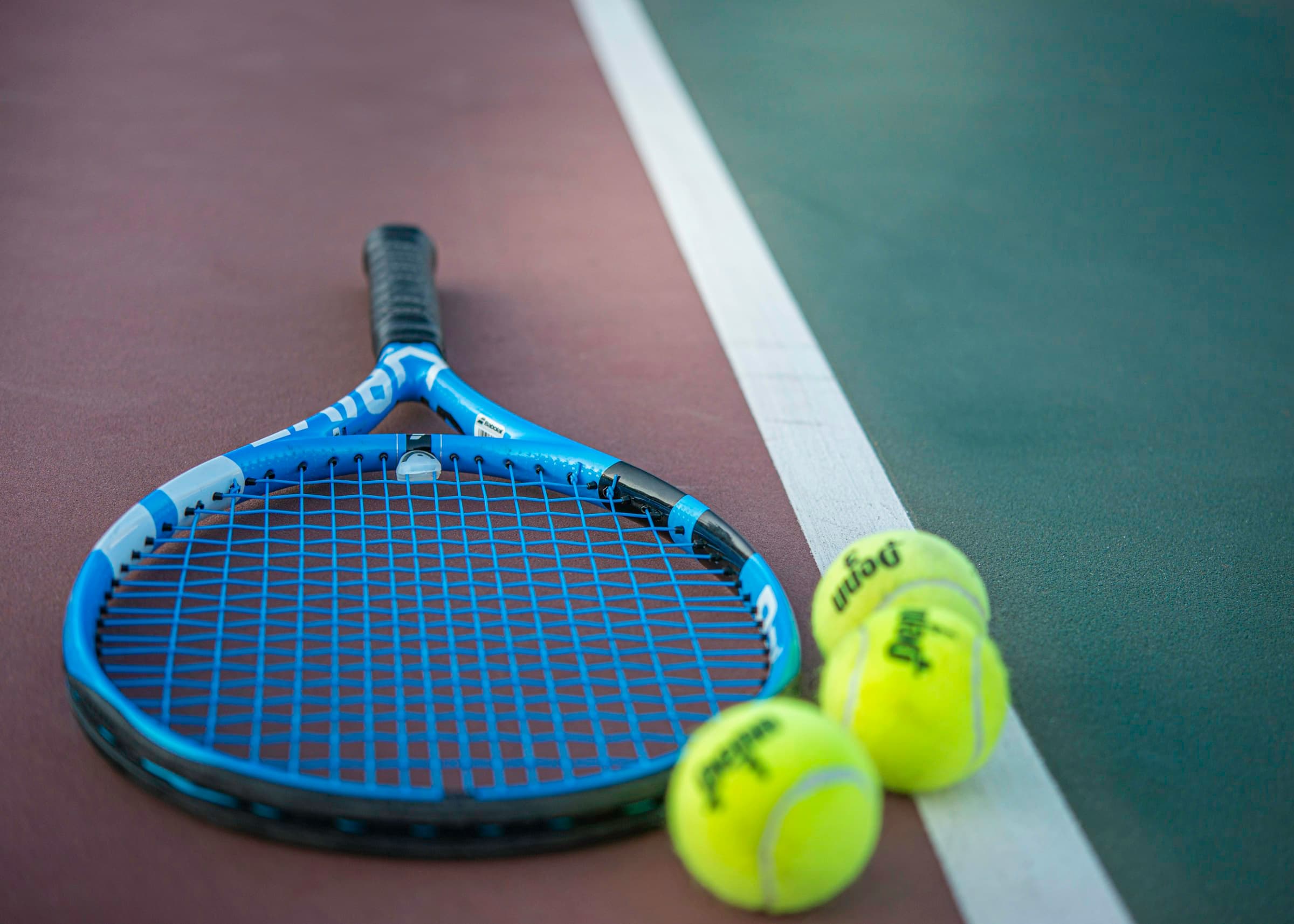 Carlos Alcaraz en cuartos de final del Qatar ExxonMobil Open 2026 en Doha tras perder ante Karen Khachanov
