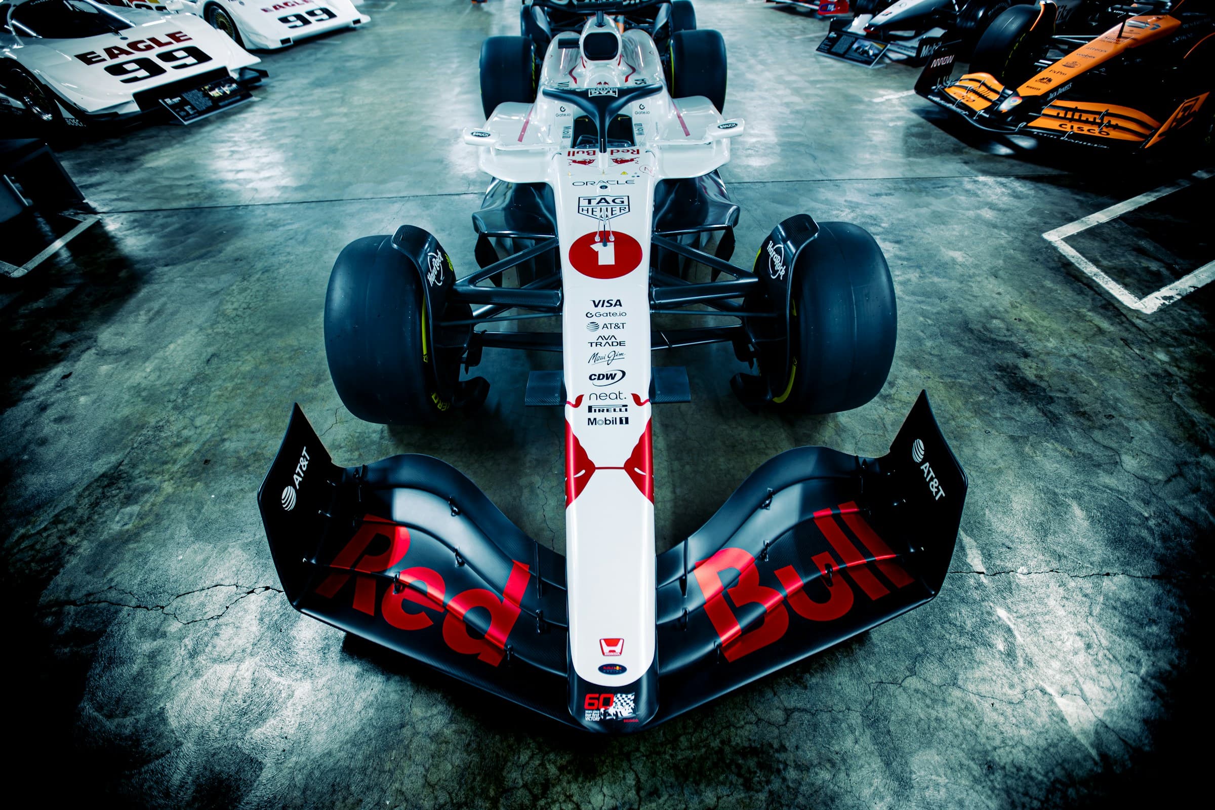 Adrian Newey observando el concepto de Red Bull 2026 con DRS activo en túnel de viento