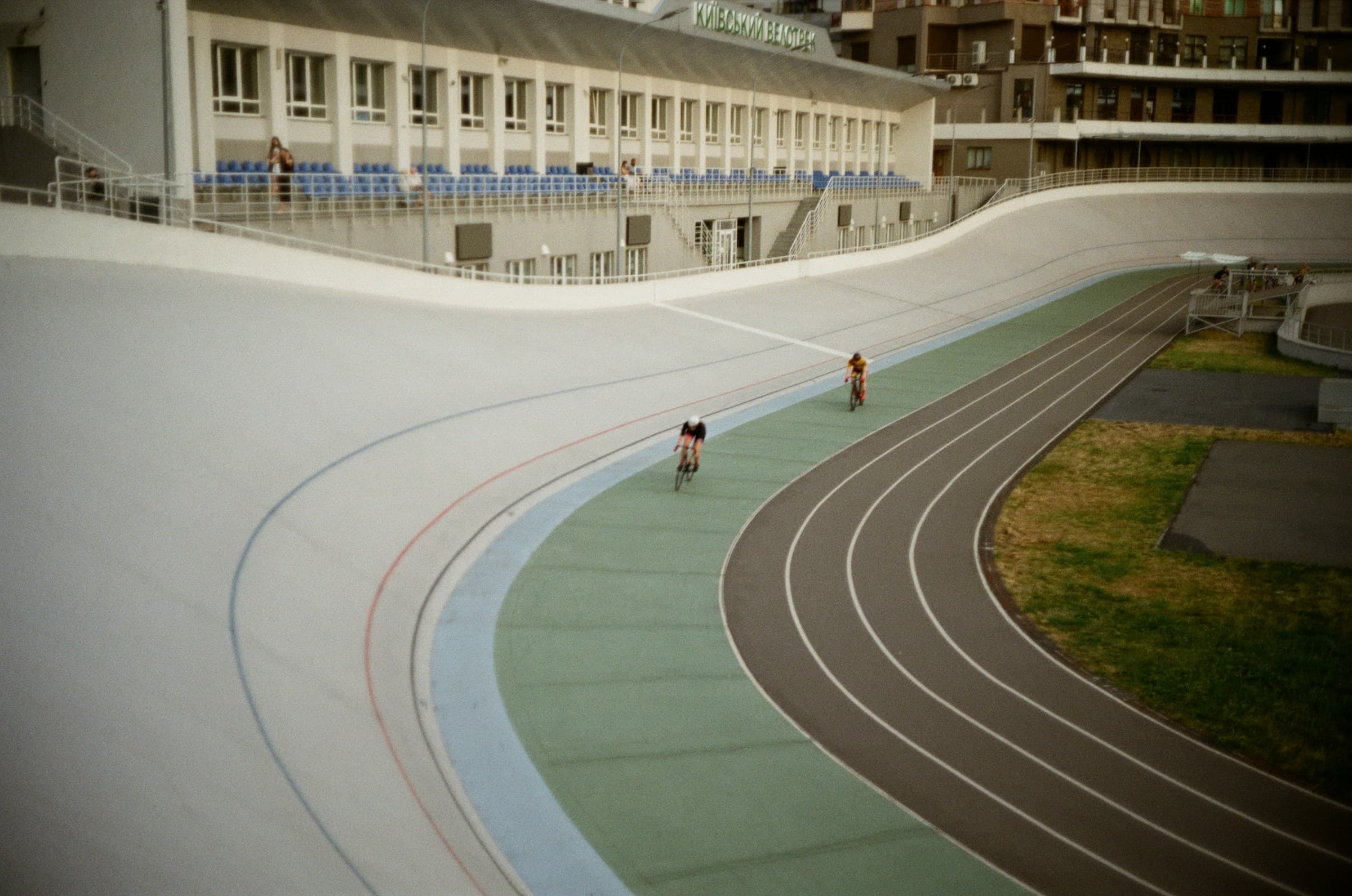 Josh Hoey cruzando la meta tras romper el récord mundial indoor de 800m con 1:43.61