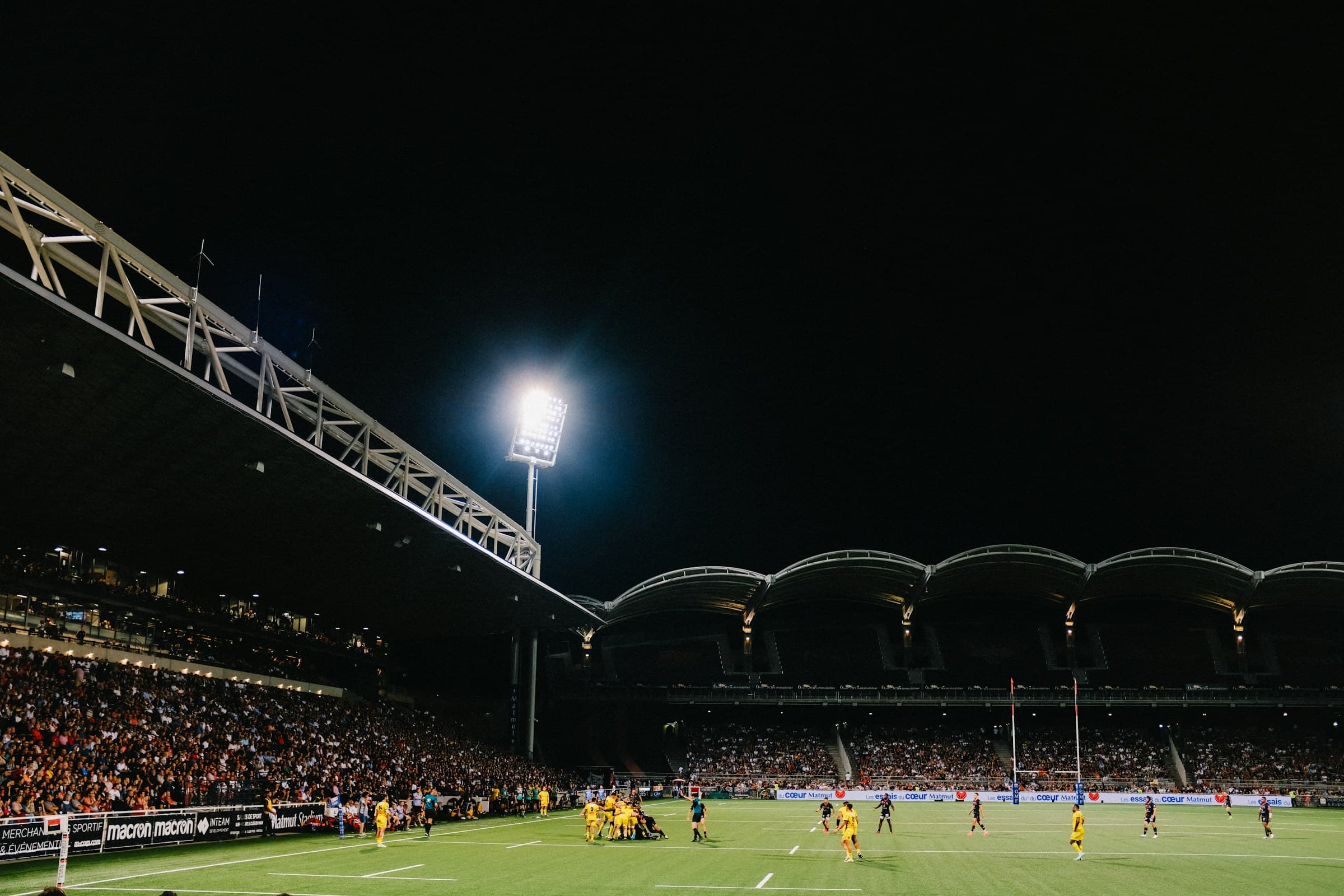 Mohamed Salah celebra su doblete en Anfield durante la victoria 4-1 del Liverpool sobre el Manchester City