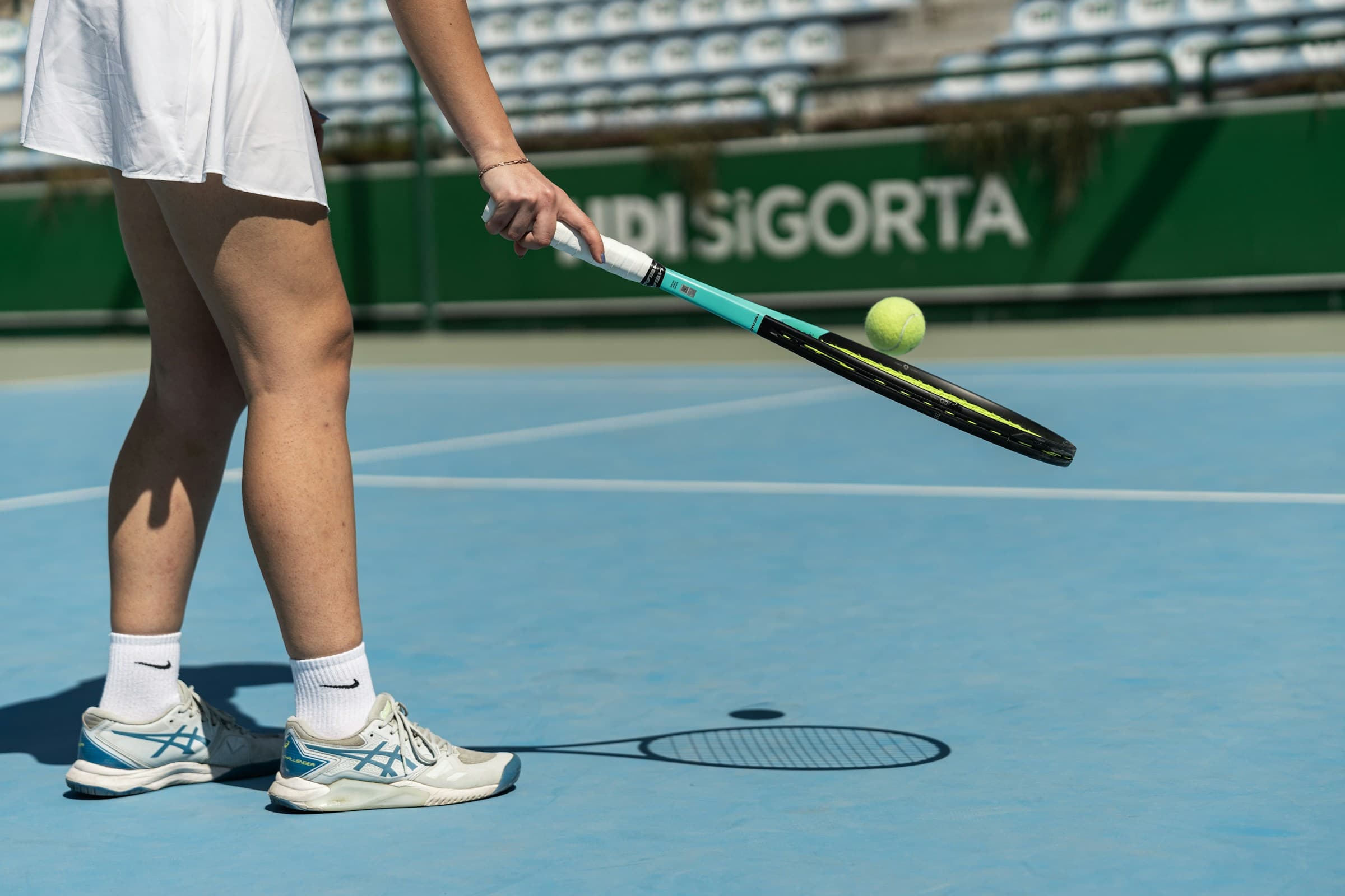 Jannik Sinner y Carlos Alcaraz durante un partido de tenis en pista dura