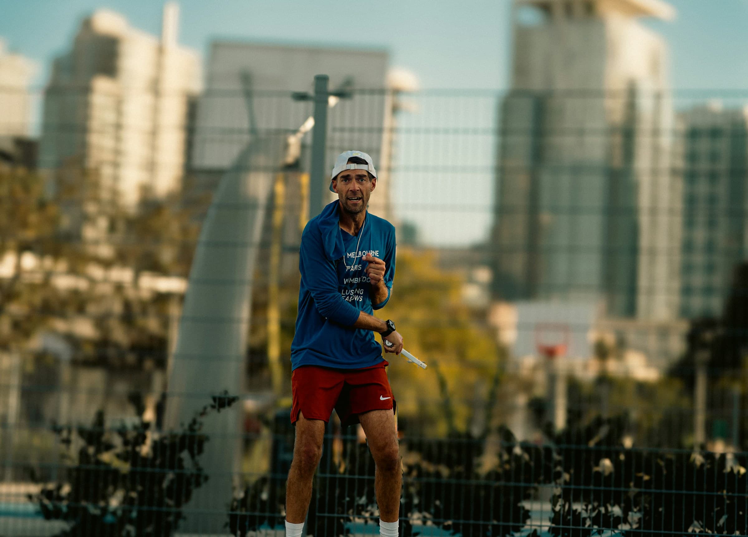 Jannik Sinner levantando el trofeo de Indian Wells 2026 junto a Andre Agassi